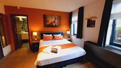 chambre familiale avec lit double et baignoire